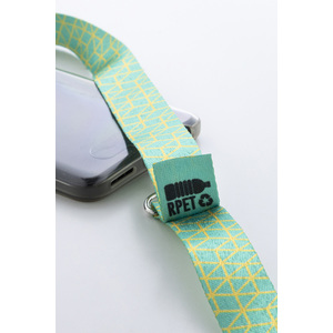 Fotografie k reklamnímu předmětu „šňůrka s držákem na mobilní telefon RPET na zakázku“