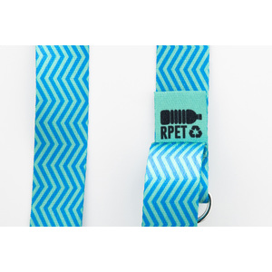 Fotografie k reklamnímu předmětu „šňůrka s držákem na mobilní telefon RPET na zakázku“