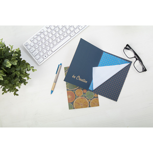 Fotografie k reklamnímu předmětu „pohlednice s hadříkem na brýle“