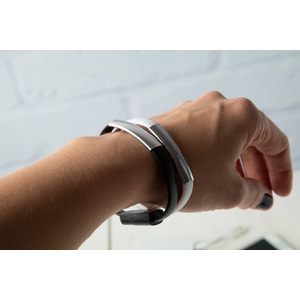 Fotografie k reklamnímu předmětu „náramek s USB nabíječkou“