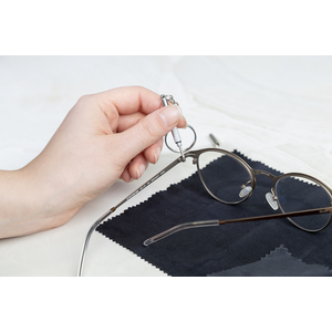 Fotografie k reklamnímu předmětu „sada na opravu brýlí“