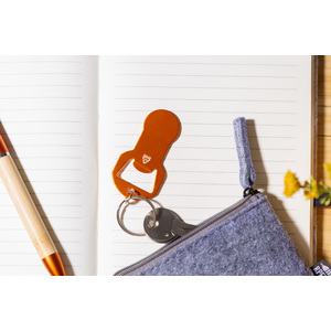 Fotografie k reklamnímu předmětu „přívěšek na klíče s otvírákem na láhve“