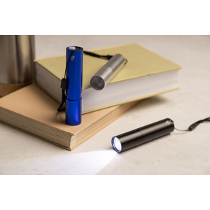 Fotografie k reklamnímu předmětu „dobíjecí svítilna z recyklovaného hliníku“