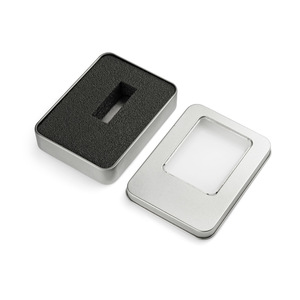 Fotografie k reklamnímu předmětu „Velká kovová krabička s vložkou na menší flash disk“