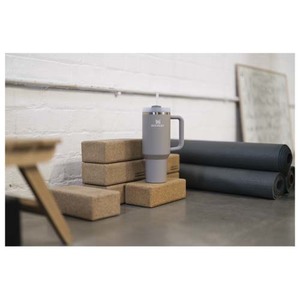 Fotografie k reklamnímu předmětu „1200ml hrnek Stanley Quencher H2.0“