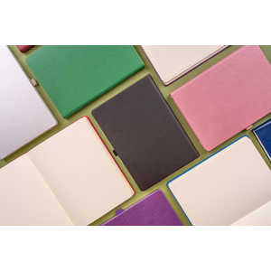 Fotografie k reklamnímu předmětu „NOTIQUE Notes Balacron, bordó, tečkovaný, 15 x 21 cm“