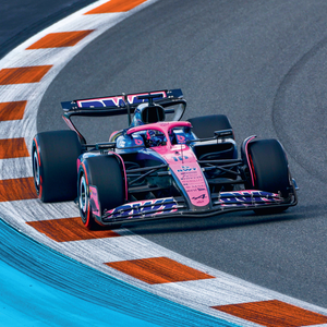 Fotografie k reklamnímu předmětu „NOTIQUE Poznámkový kalendář Formule – Jiří Křenek 2026, 30 x 30 cm“