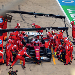 Fotografie k reklamnímu předmětu „NOTIQUE Poznámkový kalendář Formule – Jiří Křenek 2026, 30 x 30 cm“