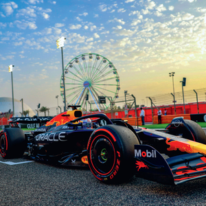 Fotografie k reklamnímu předmětu „NOTIQUE Poznámkový kalendář Formule – Jiří Křenek 2026, 30 x 30 cm“