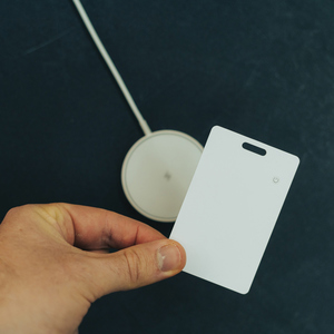 Fotografie k reklamnímu předmětu „Ultratenká karta s nabíjecím lokátorem Findit z RCS plastu“
