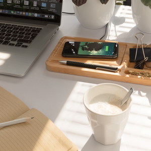 Fotografie k reklamnímu předmětu „Bambusový stolní organizér s bezdrátovou nabíječkou 10W“