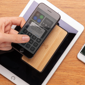 Fotografie k reklamnímu předmětu „Bezdrátová powerbanka 8 000 mAh z bambusu a RCS Rplastu“