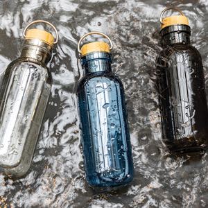 Fotografie k reklamnímu předmětu „Lahev na vodu z GRS RPET s bambusovým uzávěrem a madlem“