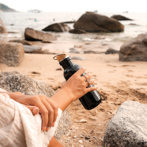 Fotografie k reklamnímu předmětu „Lahev na vodu z GRS RPET s bambusovým uzávěrem a madlem“