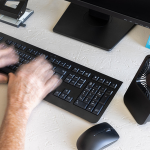 Fotografie k reklamnímu předmětu „Stolní dobíjecí větráček Aervina z recyklovaného plastu RCS“