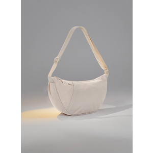 Fotografie k reklamnímu předmětu „Crossbody Crescent XL z RPET AWARE™  ve tvaru půlměsíce“