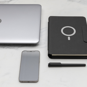 Fotografie k reklamnímu předmětu „Zápisník A5 Artic s magnetickým bezdrátovým nabíjením 10W“