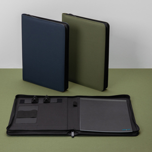 Fotografie k reklamnímu předmětu „Portfolio na zip z 300D RPET AWARE™“