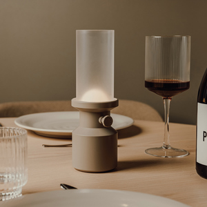 Fotografie k reklamnímu předmětu „Stolní lampa VINGA Niori z RCS“